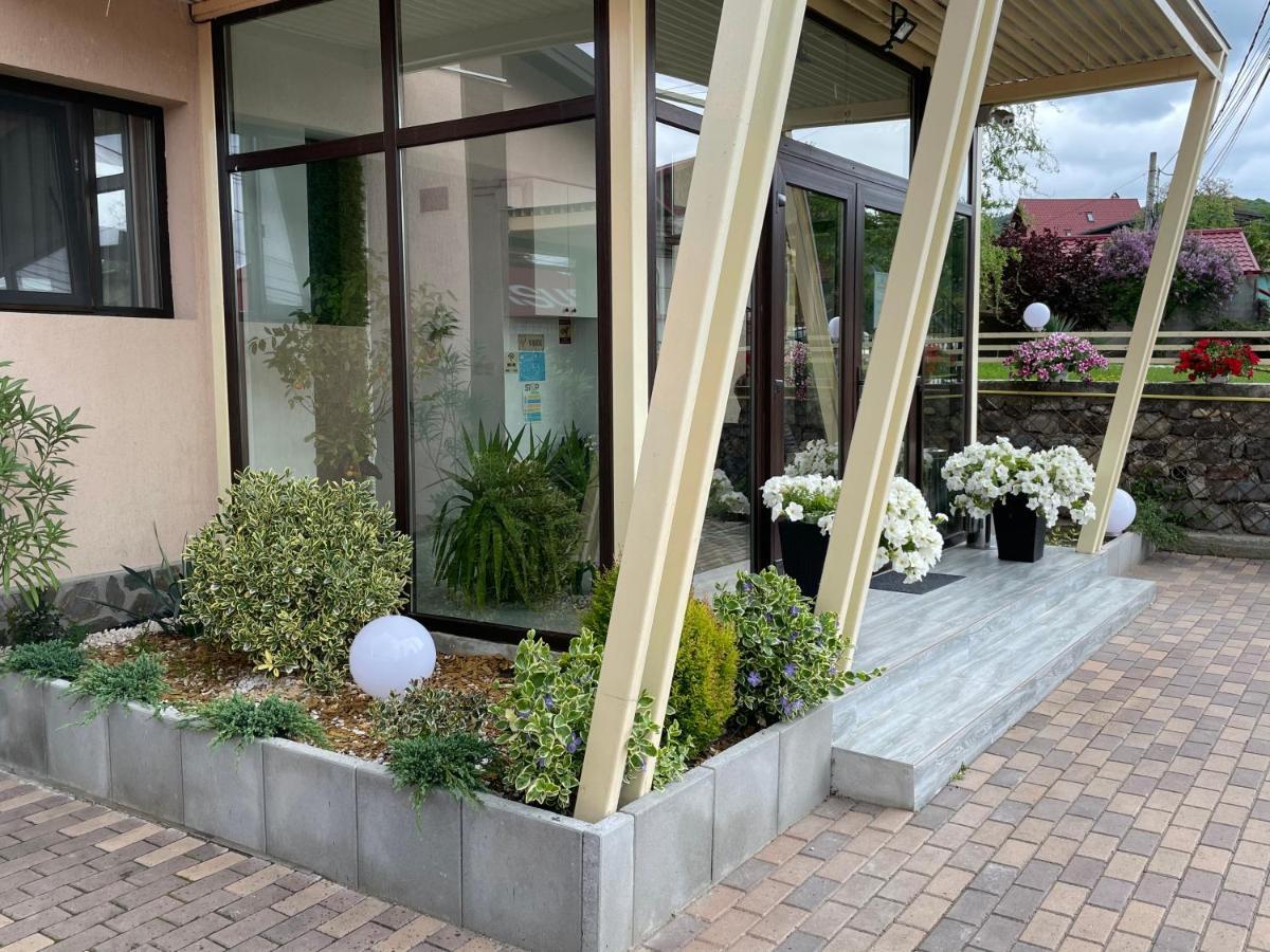 Pensiunea Prestige House Curtea De Arges Bagian luar foto